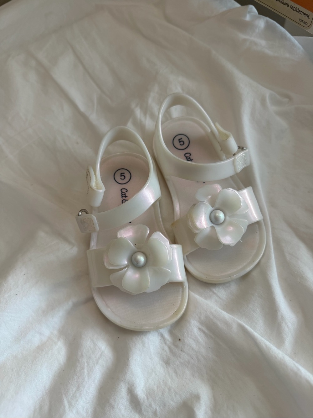 Kids White Flower Sandals with Pearl Accent - Size 5